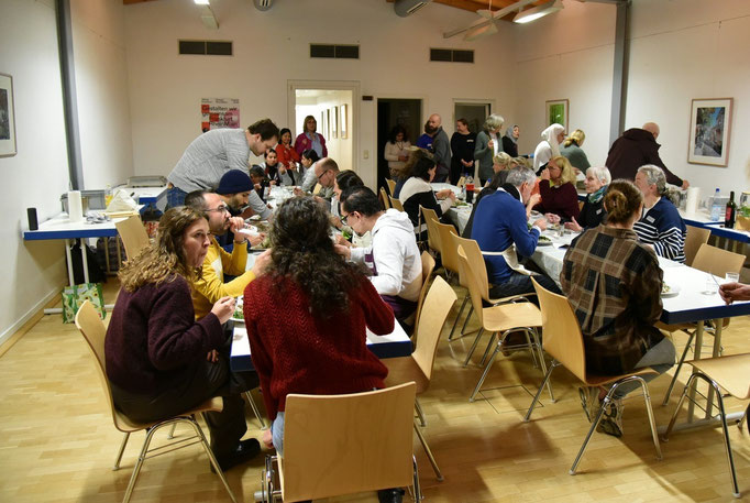 Gemeinsames Essen im Kulturbahnhof